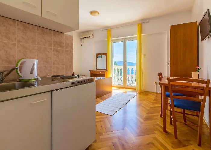 Cozy Studio-apartment Nur 300 Meter Zum Mit Meerblick Und Parkplatz Apartment